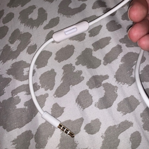 Apple Rosegold Beats Solo3 Wireless Headphones - Picture 13 of 16